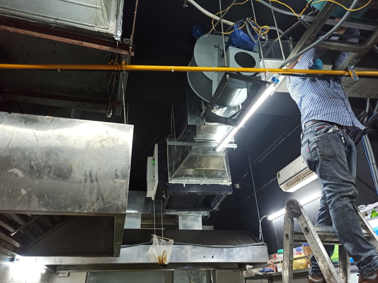 Lọc khói và mùi bếp công nghiệp và cam kết bảo vệ môi trường sống