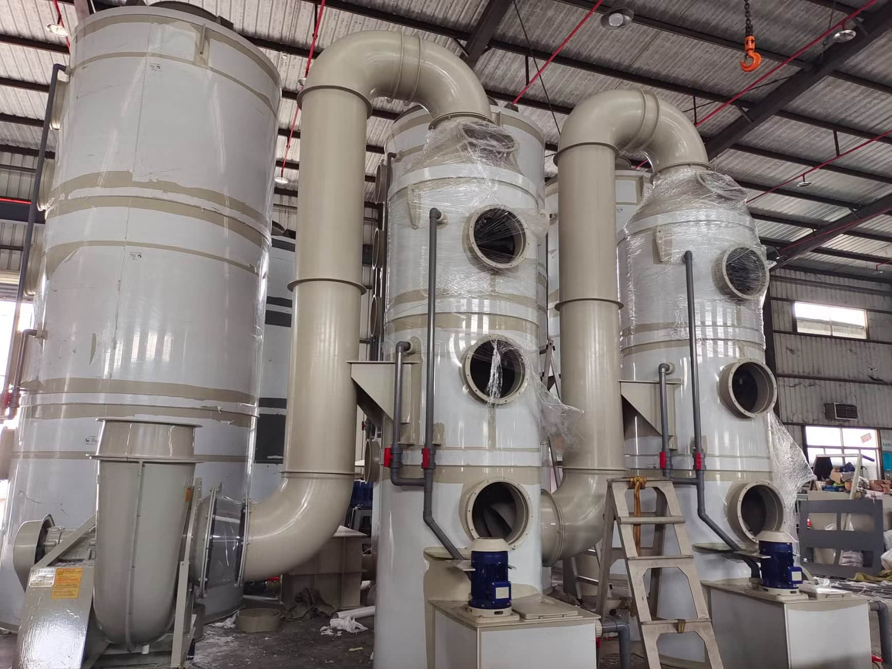 Tháp hấp thụ có tính ứng dụng cao nhưng với kích thước lớn, chúng cần đến mặt bằng thi công lớn