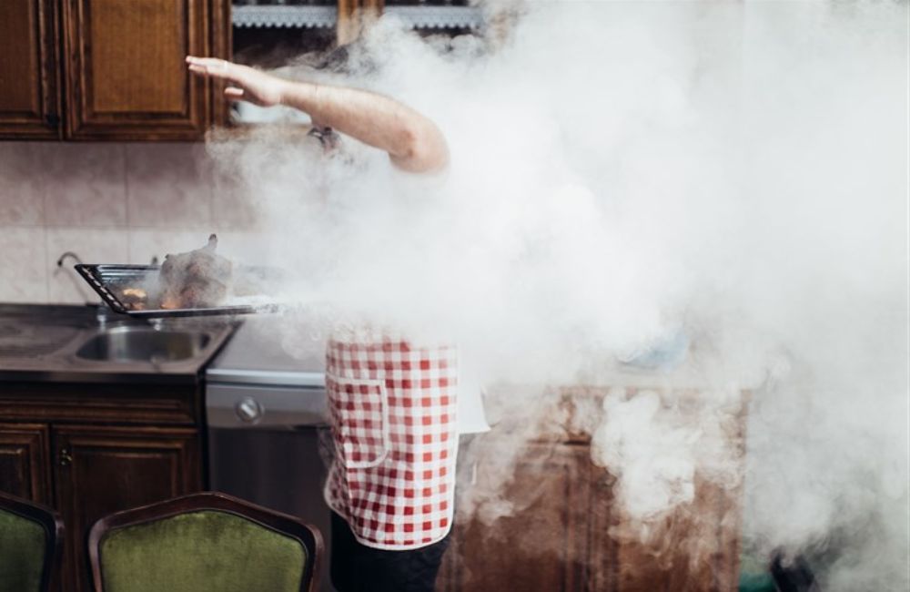 Cách xử lý khói bếp không đúng cách ảnh hưởng nghiêm trọng đến sức khỏe 