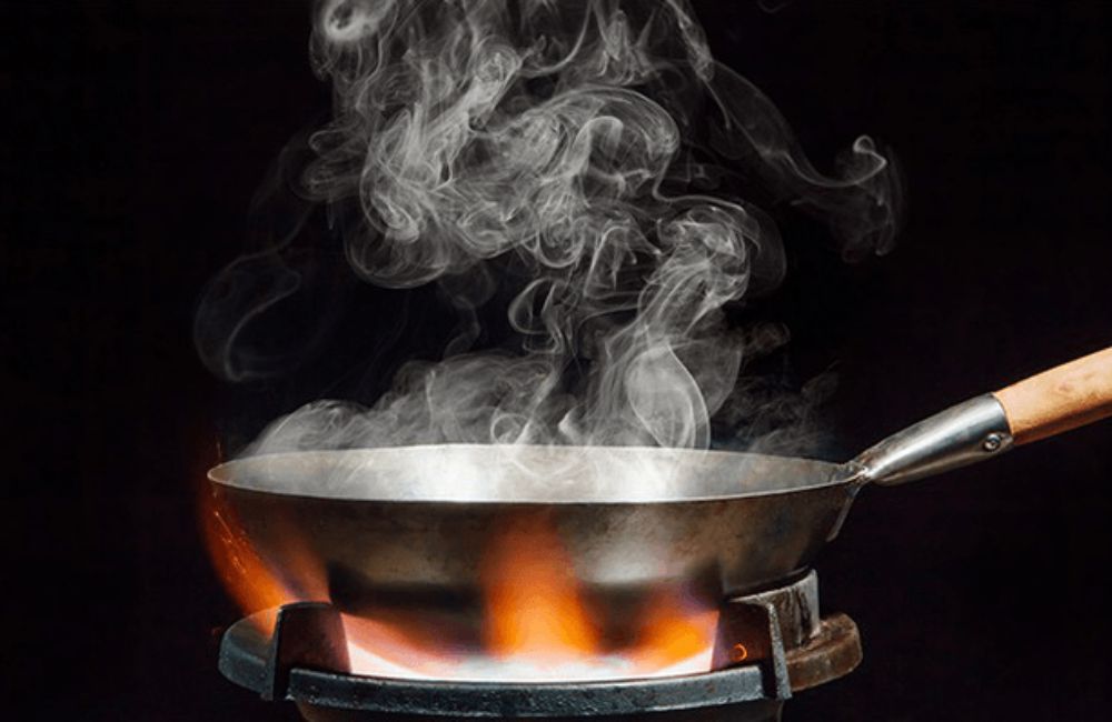 Khói bụi nhà bếp từ việc để dầu ăn trên chảo nóng già, bốc khói