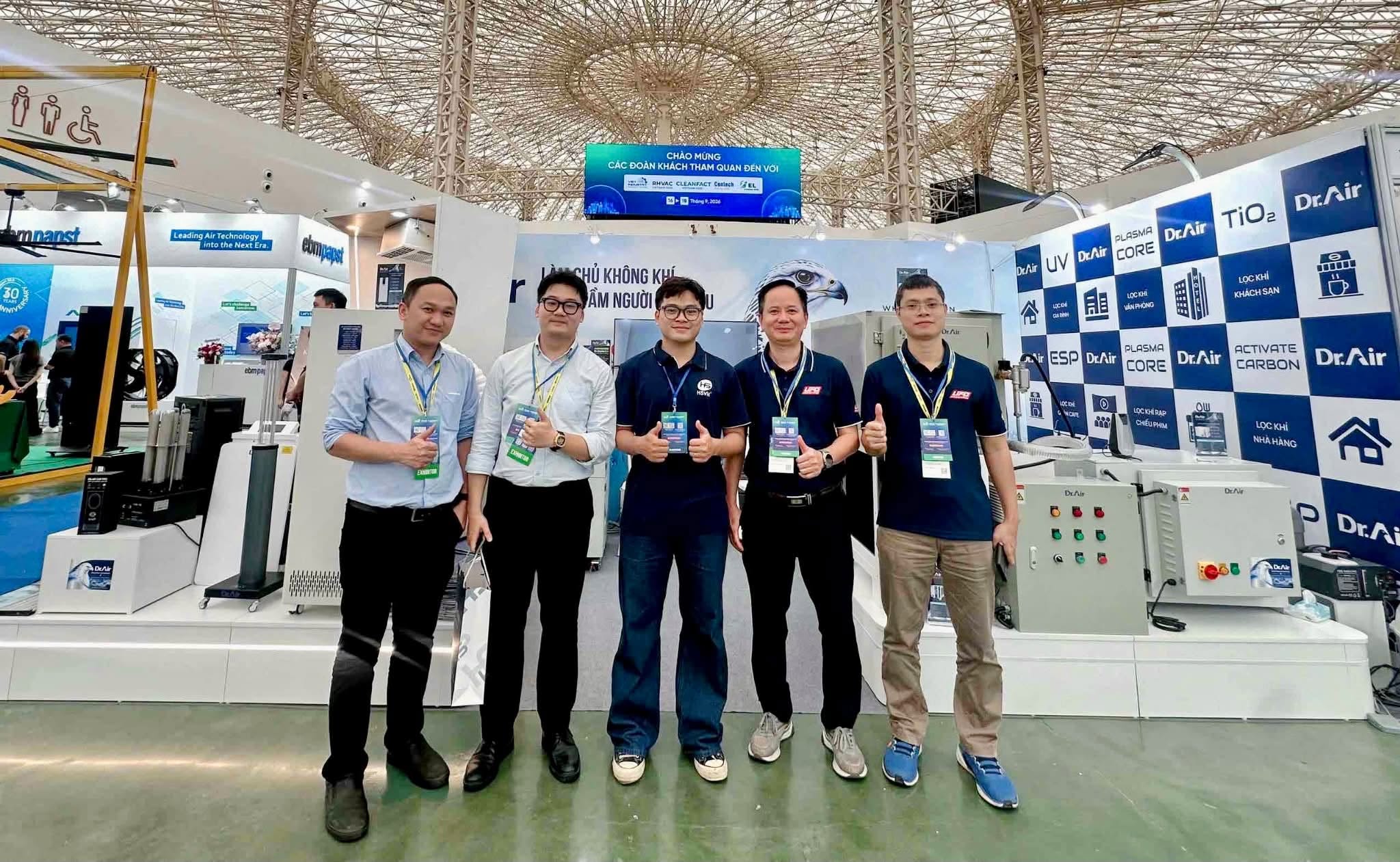 Không gian sôi nổi với những cuộc trò chuyện trực tiếp